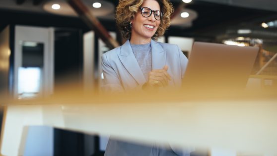 CaucasianBusinessWomanHavingAVideoCallInACoworking #image_title